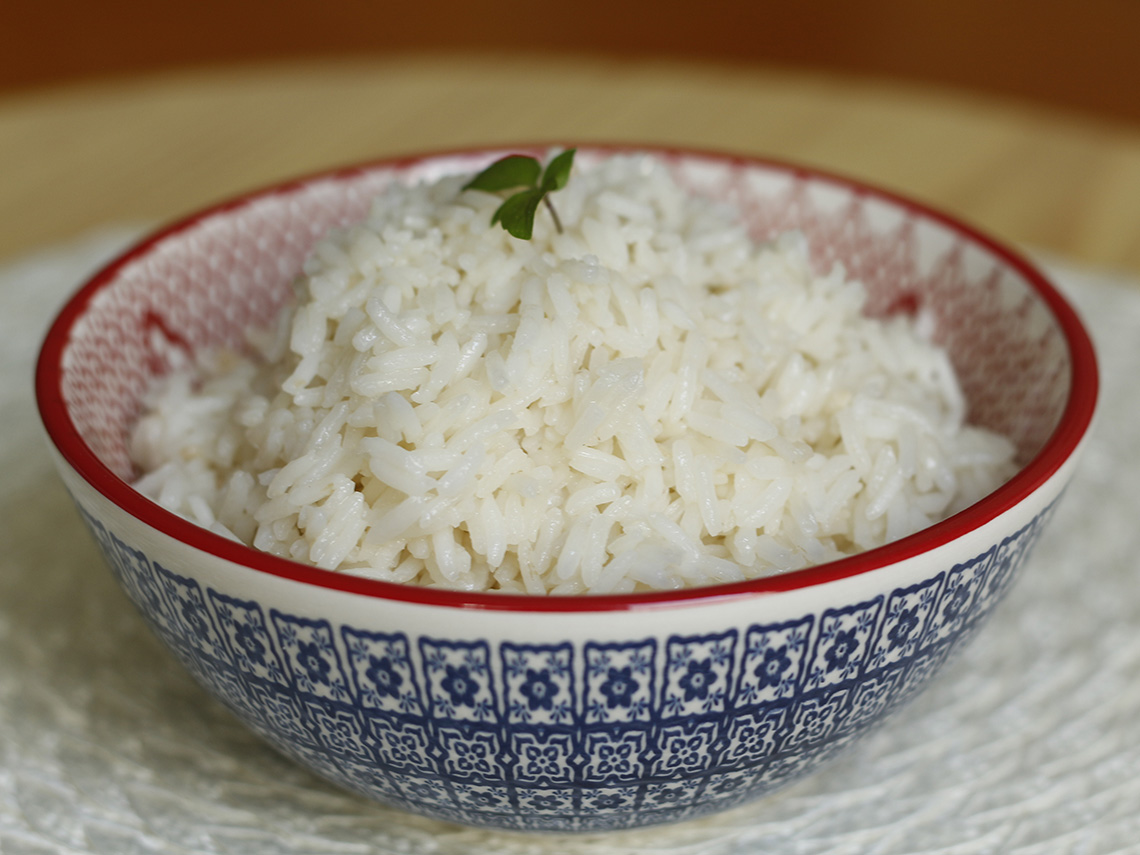 Como fazer arroz branco simples. Passo a passo completo em https://raquelicias.com.br.