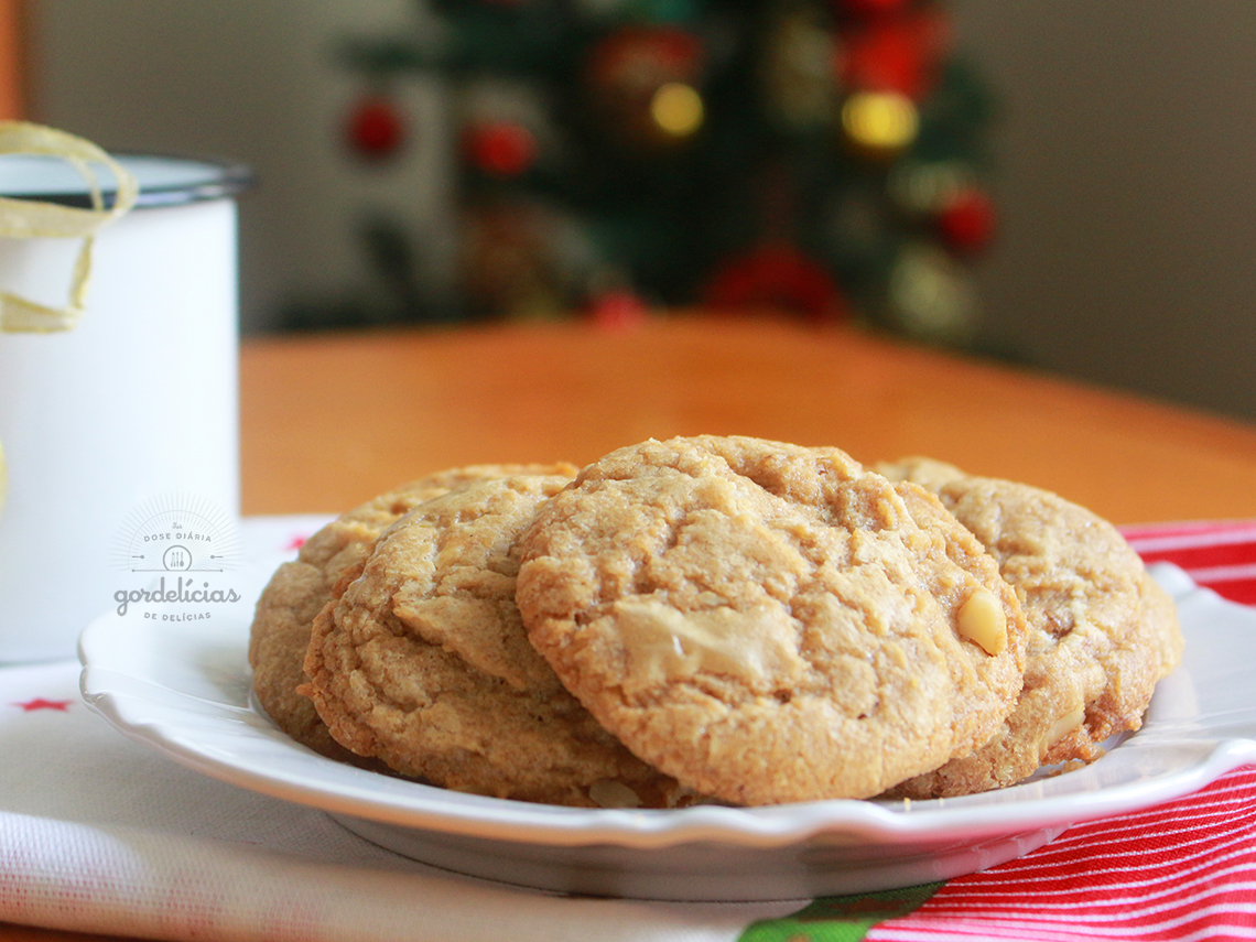 Cookies de Chocolate Branco e Macadâmia. Receita completa em https://raquelicias.com.br/.