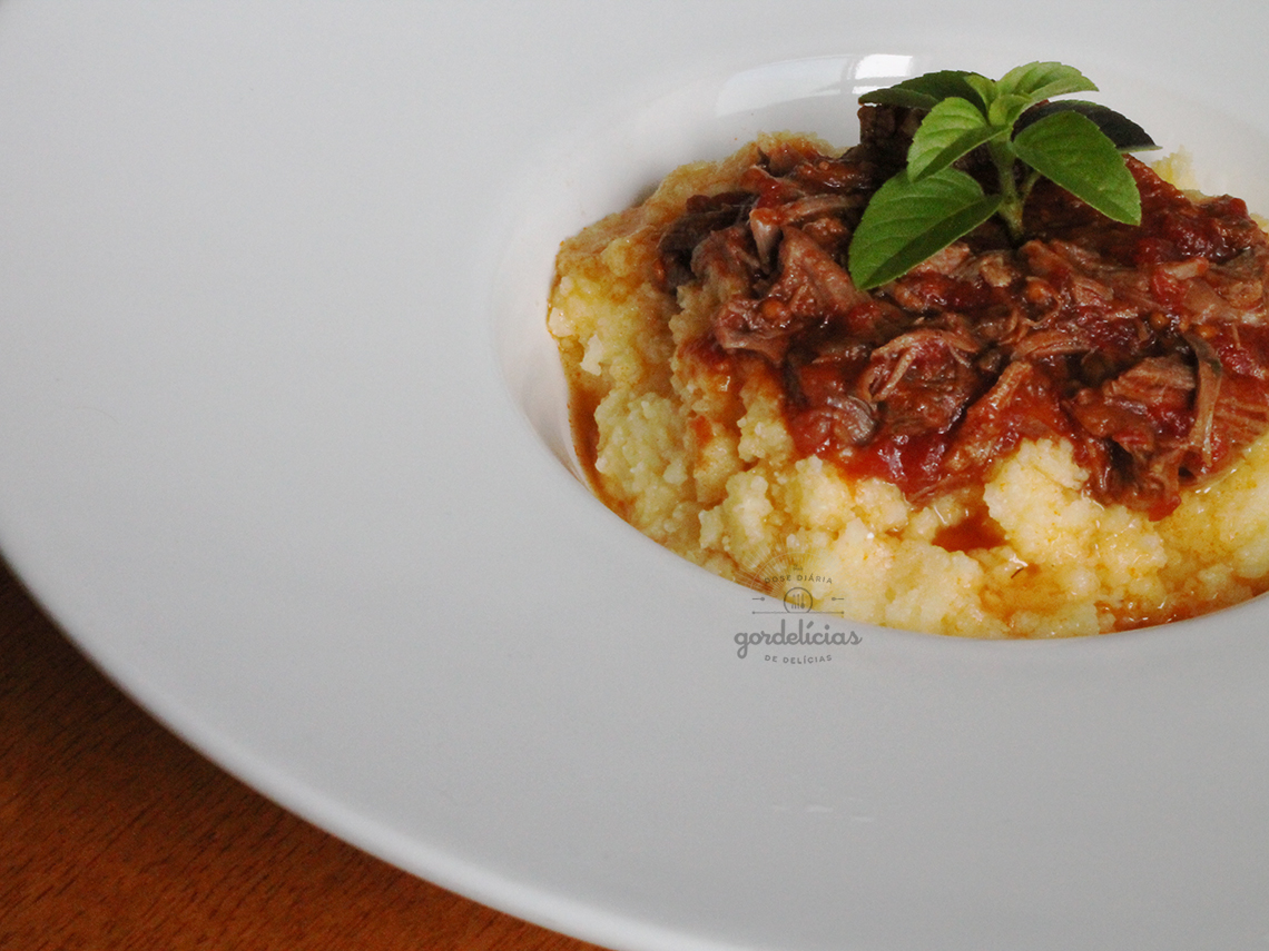 Polenta com Ragu de Carne. Receita completa em https://raquelicias.com.br/.