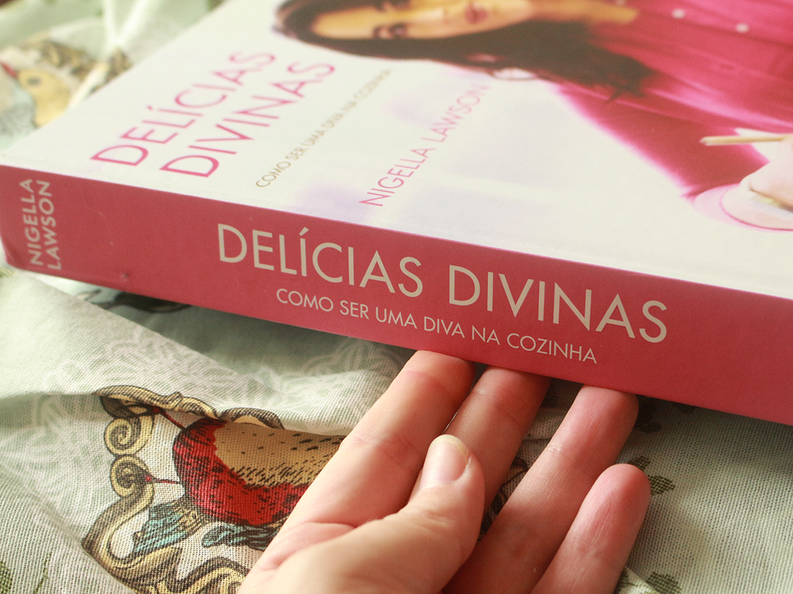 Resenha do livro Delícias Divinas - como ser uma diva na cozinha, da Nigella Lawson.