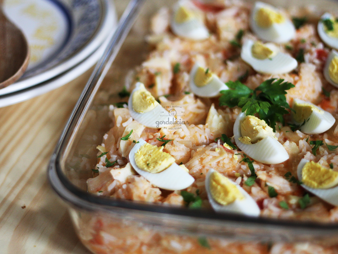 Arroz de Bacalhau. Receita deliciosa e fácil de fazer, completa em https://raquelicias.com.br/.