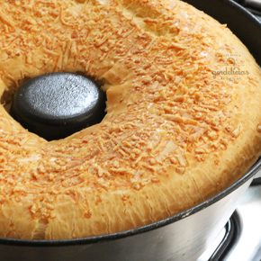 Como fazer Bolo de Pão de Queijo. Receita completa (e maravilhosa) em https://raquelicias.com.br/.