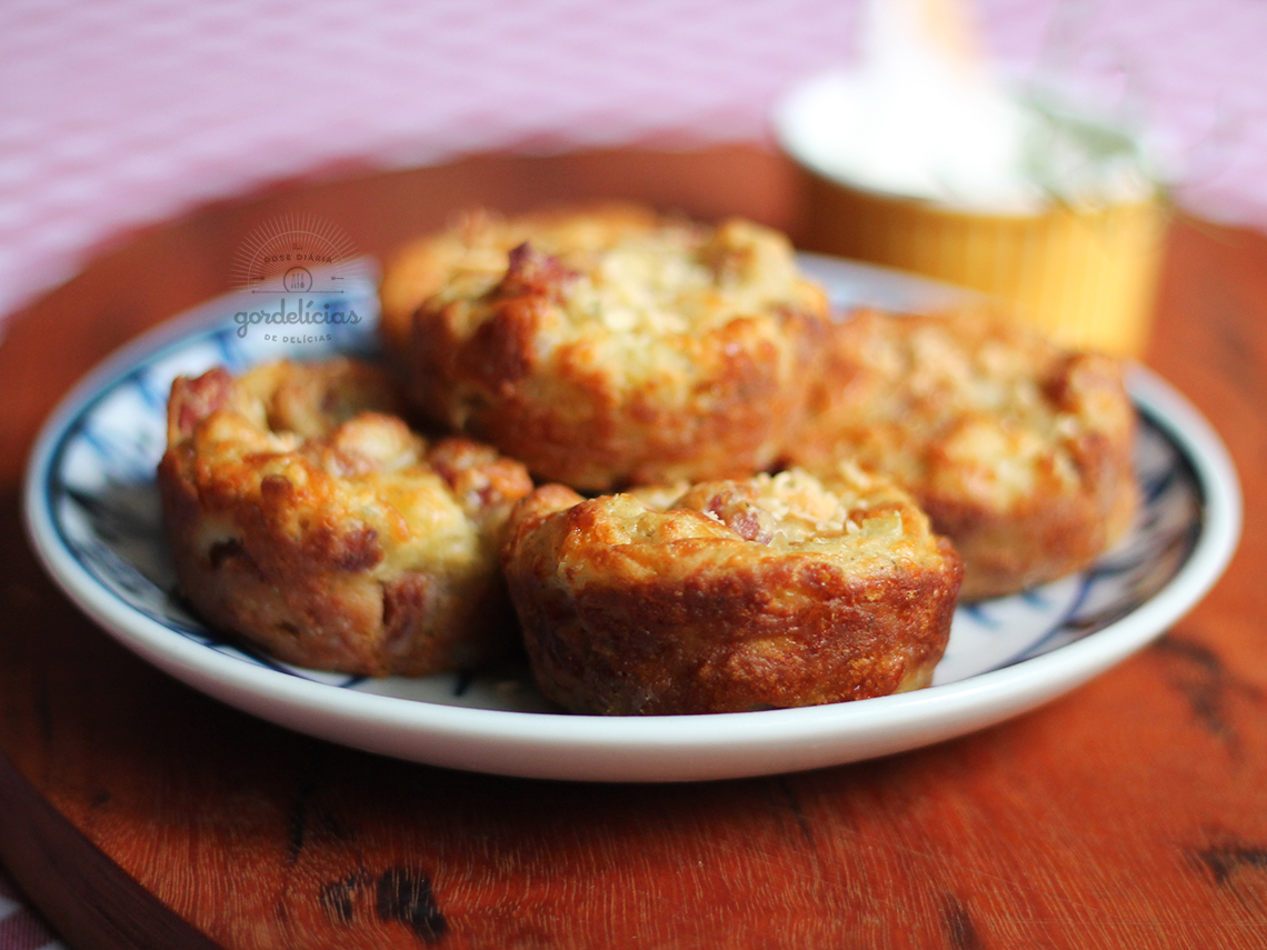 Aprenda a fazer um delicioso Muffin de Linguiça com Muçarela numa receita fácil e prática. Passo a passo completo em https://raquelicias.com.br/.