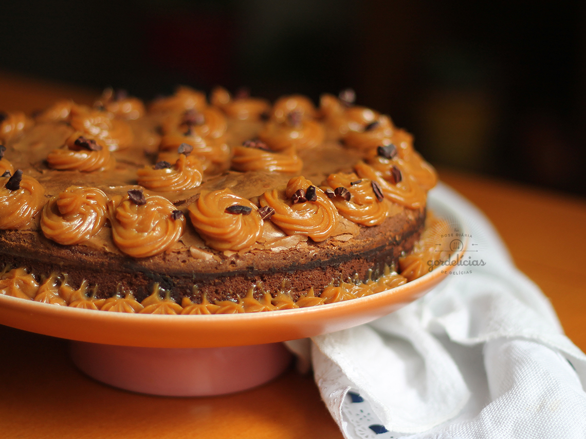 Bolo Brownie de Chocolate Meio Amargo e Doce de Leite. Receita completa em https://raquelicias.com.br/.