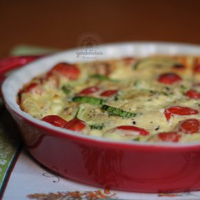 Clafoutis de Tomate, Abobrinha e Queijo Minas. Receita fácil e deliciosa, completa em https://raquelicias.com.br/.