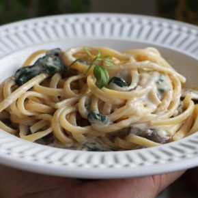 Espaguete com Espinafre e Cogumelos - receita completa em https://raquelicias.com.br/.
