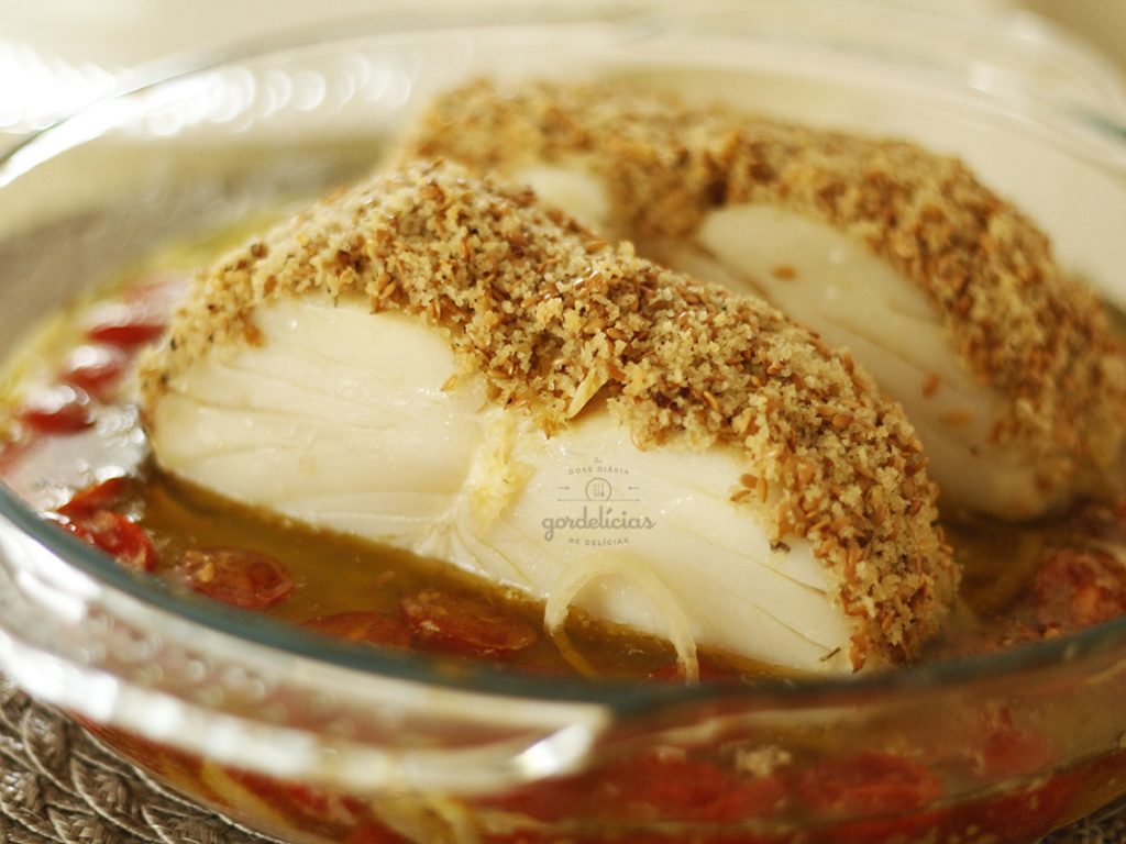 Bacalhau Crocante com Tomate Confit. Passo a passo completo em https://raquelicias.com.br.