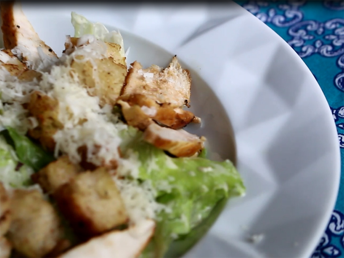 Como preparar uma tradicional Salada Caesar :: https://raquelicias.com.br.