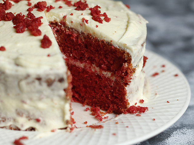 Sim, é possível fazer bolo 'red velvet' na caneca. Siga esta receita