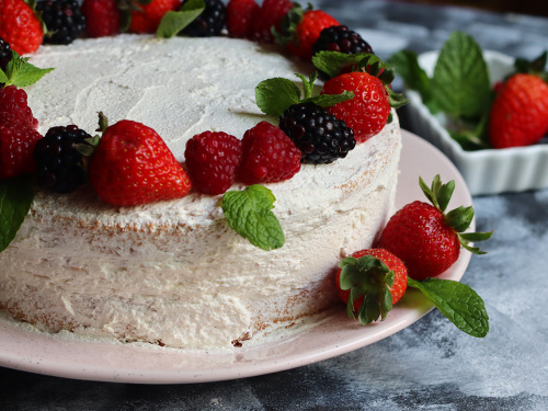 Bolo Para Uma Criança Com Chantilly E Gelado. Imagem de Stock