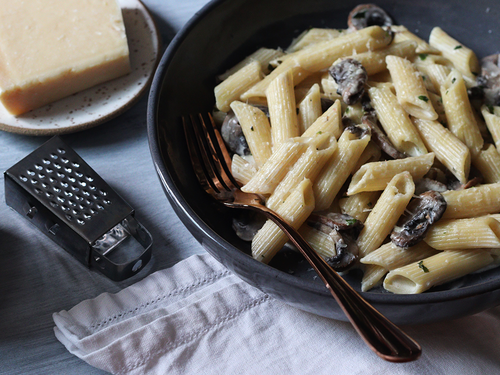 Penne ao molho cremoso de fígado e cogumelos com chips de jiló - Espaço  Gourmet