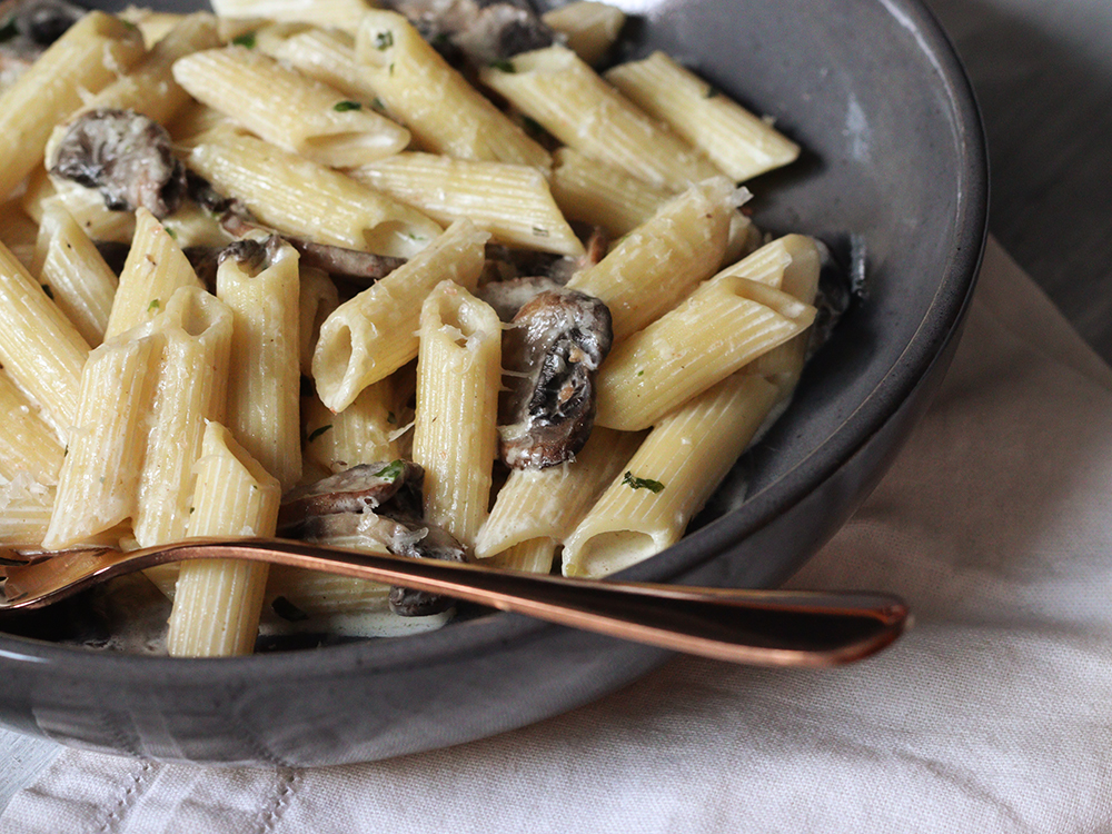 Penne ao molho cremoso de fígado e cogumelos com chips de jiló - Espaço  Gourmet